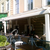 Летняя терраса для кафе в Санкт-Петербурге. Эстетика белых 
колонн, ограждение их металла.