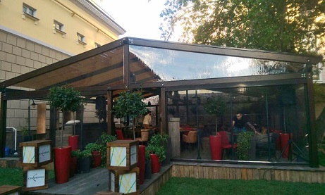 деревянная веранда для ресторана с тентовой крышей в Санкт-Петербурге
