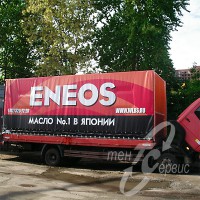 Красный автотент на фуру с рекламой для компании Eneos.