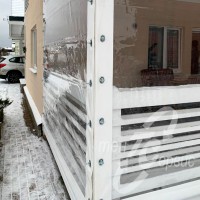 Летняя веранда у частного дома с мягкими пвх окнами. Защита 
от осадков и ветра в Ленинградской области.
